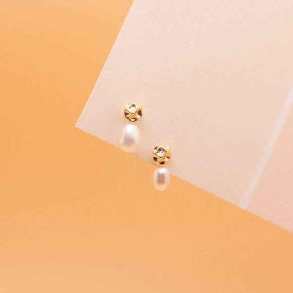 S925 Silver Needle Elegant Pearl unique & Trendy Earrings - Picture 2 of 3